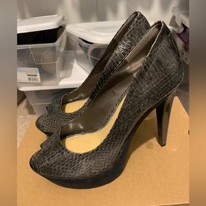 Women’s pumps. Size 9